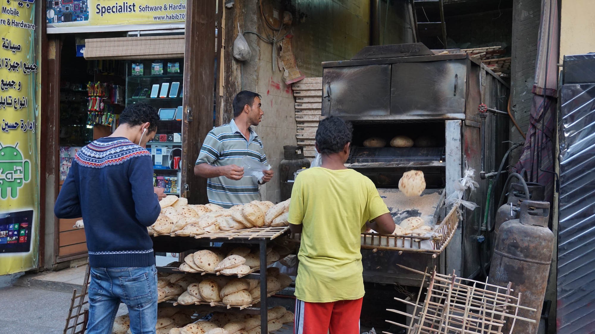 在卡利利市场里溜达时拍到的照片。传统的埃及面包，也是只有埃及特有的面包。据说面包的制作发明于古埃及，以前的人只会做饼，到后来埃及人发现了发酵的方法才有了面包。这面包是埃及人的主食，可对我们来说却是每一餐的Side dish，通常是免费无限量供应的。吃这个，就是和古代法老吃一样的面包，连打战时埃及的士兵也被古希腊敌人称为‘吃面包的人’，可见埃及人和面包是分不开的哦！